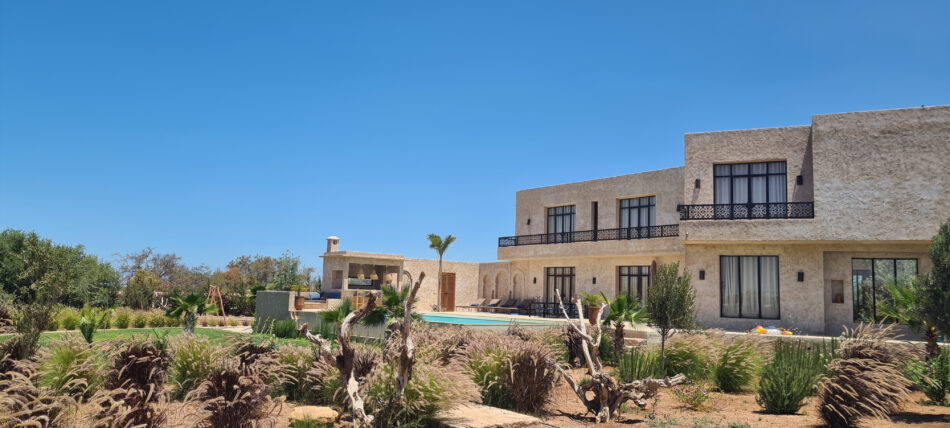 Vue du jardin, la terrasse et la piscine, le pool house, ...